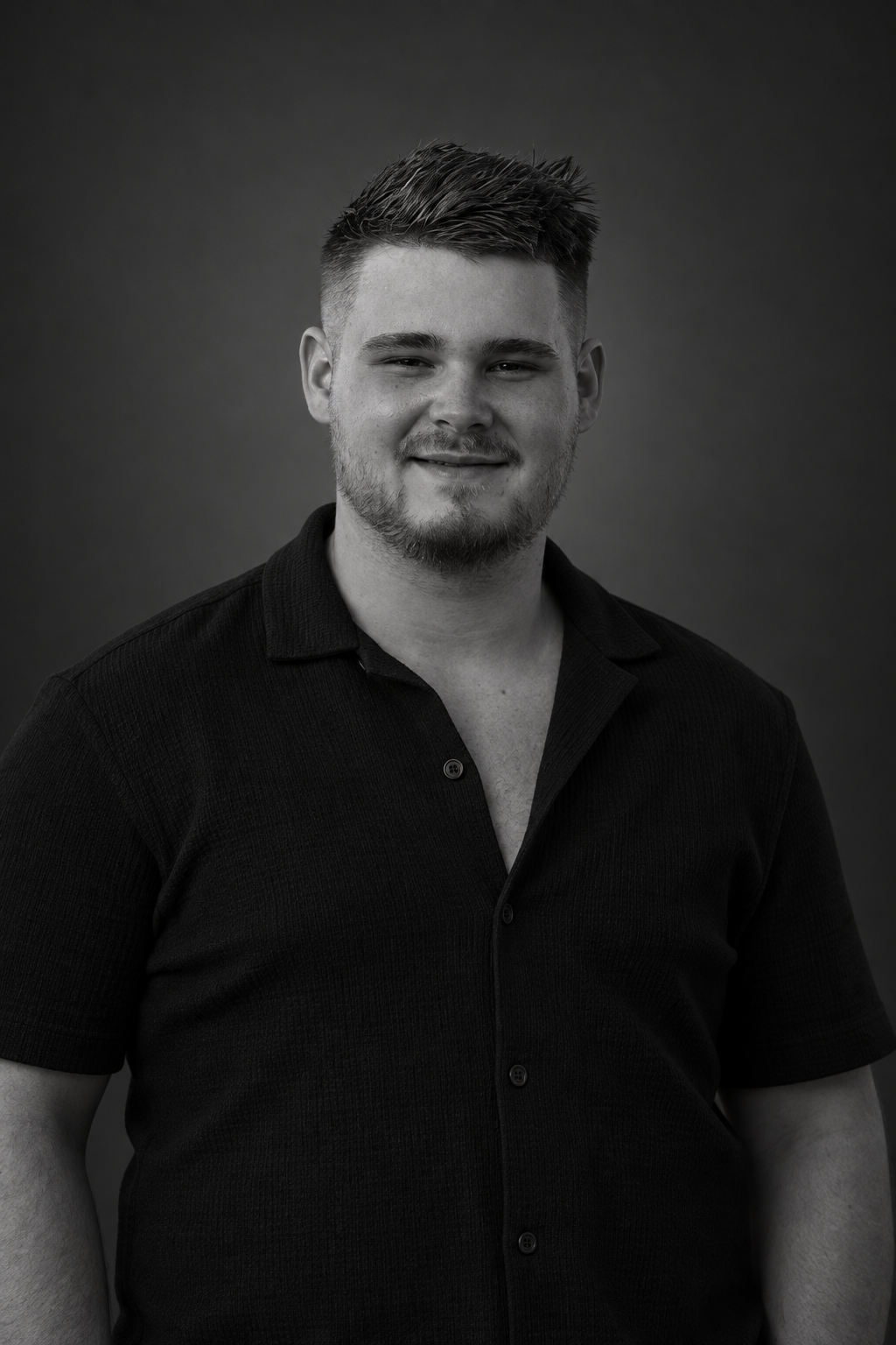 Dani Roemgens, zwart-witportret in een donker overhemd